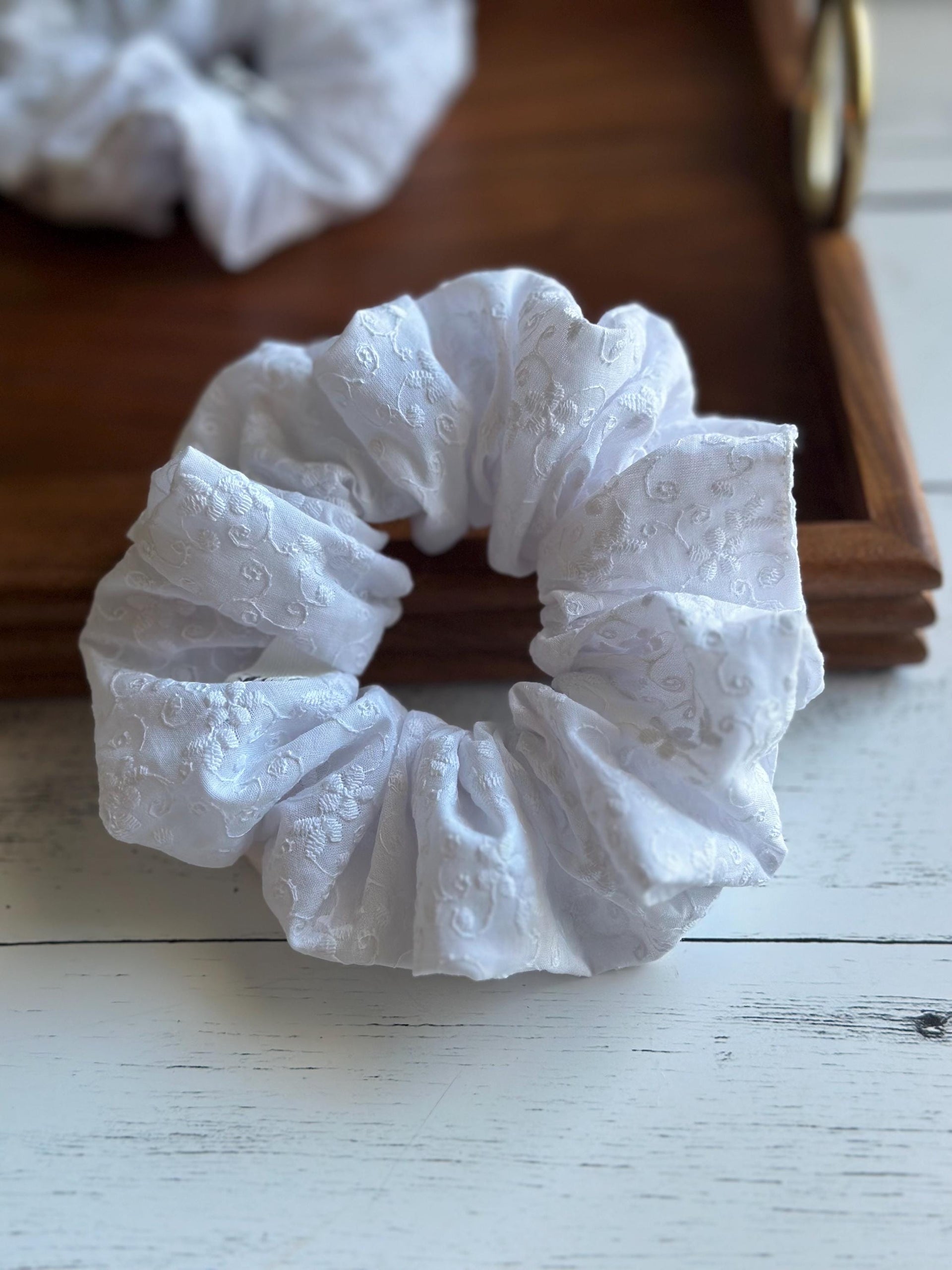 Xl scrunchie white embroidery